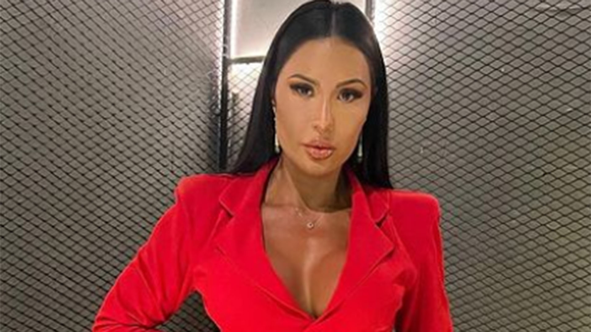 De minissaia, Gracyanne Barbosa exibe as pernas musculosas e a barriga trincada