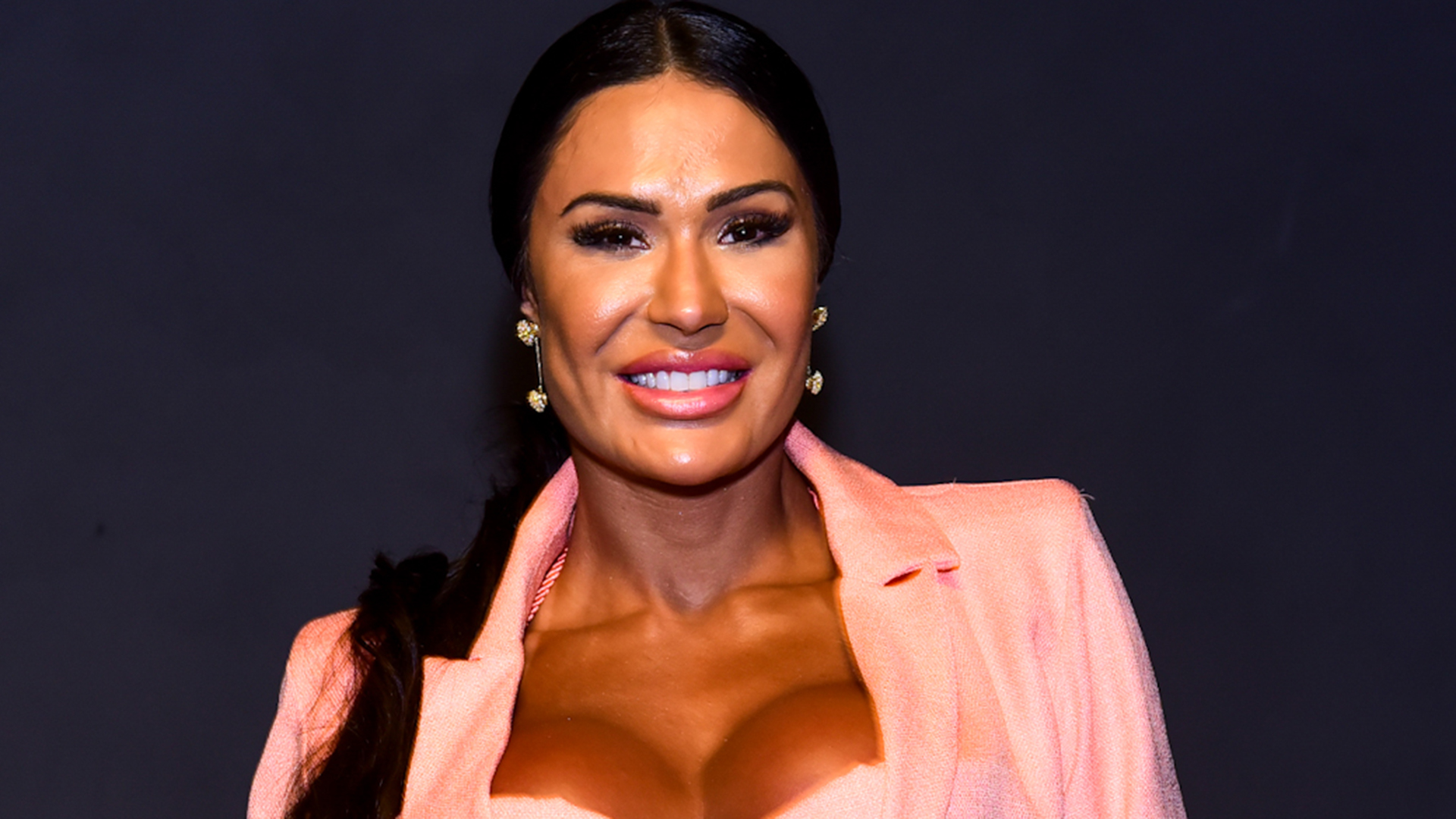 Gracyanne Barbosa aposta em look decotado para noitada com o marido, Belo
