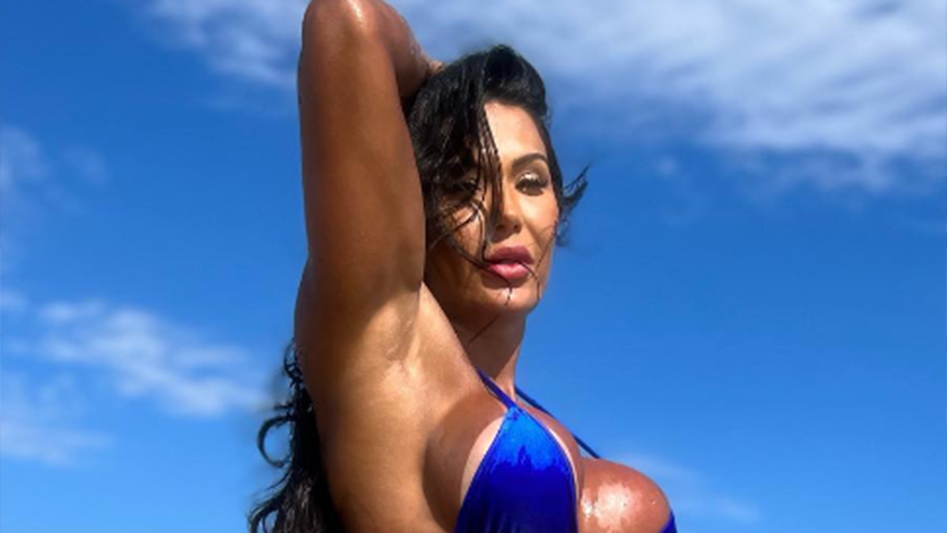 De biquíni mínimo, Gracyanne Barbosa exibe corpo musculoso na praia