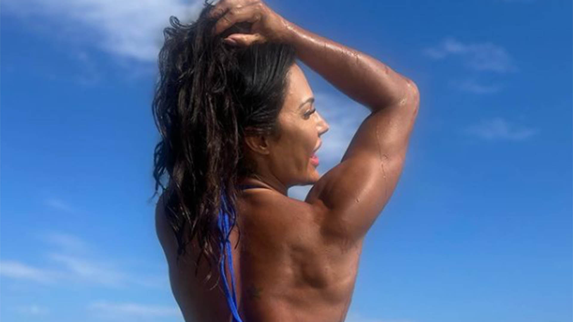De biquíni mínimo, Gracyanne Barbosa coloca o bumbum para jogo