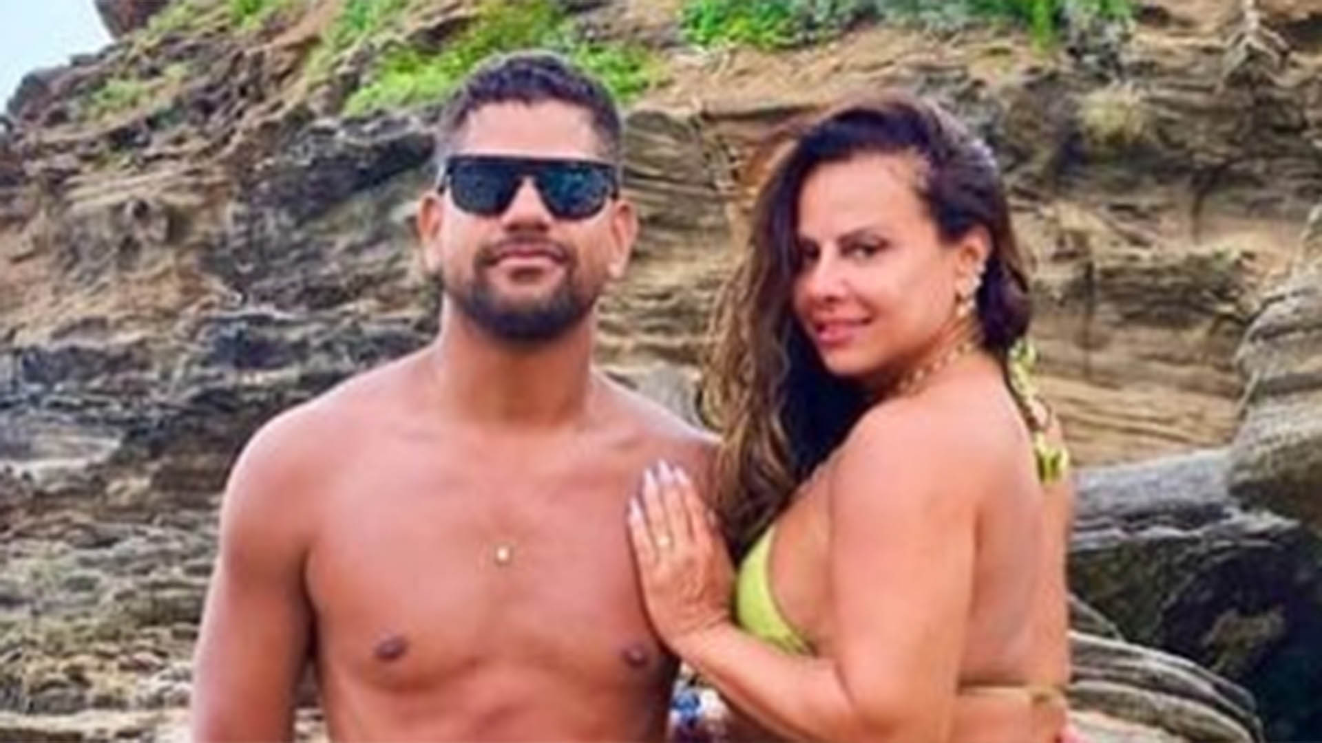 De biquíni fio-dental, Viviane Araujo ostenta suas curvas impecáveis