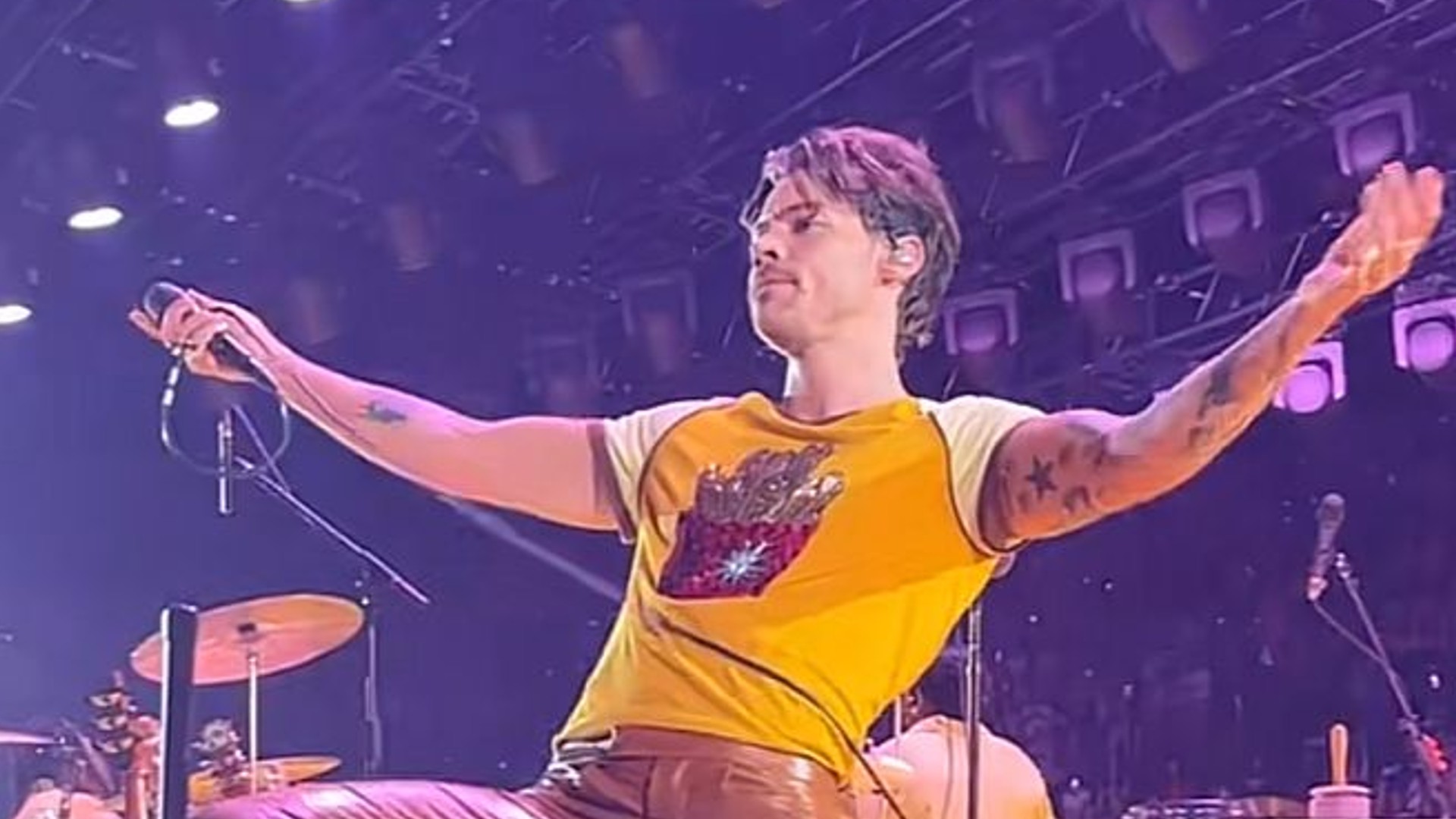 Calça de Harry Styles rasga durante show cheio de celebridades na plateia e assunto viraliza na web