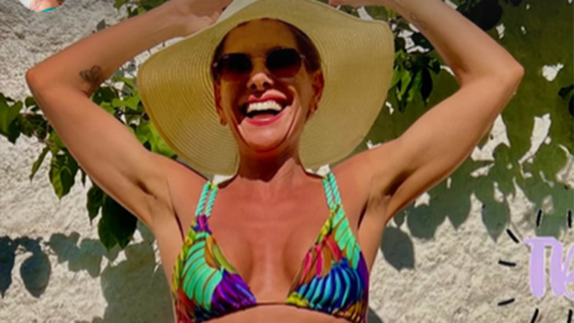 Aos 55 anos, Helena Fernandes exibe a barriga reta em foto de biquíni