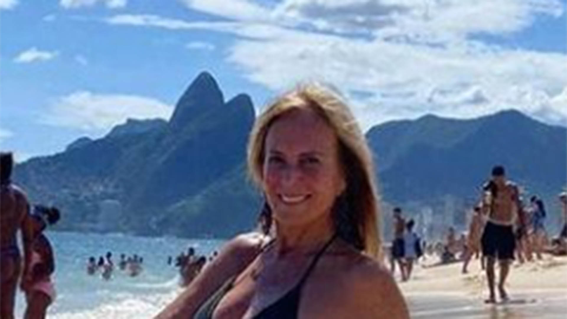 Helô Pinheiro arrasa ao posar de biquíni aos 77 anos