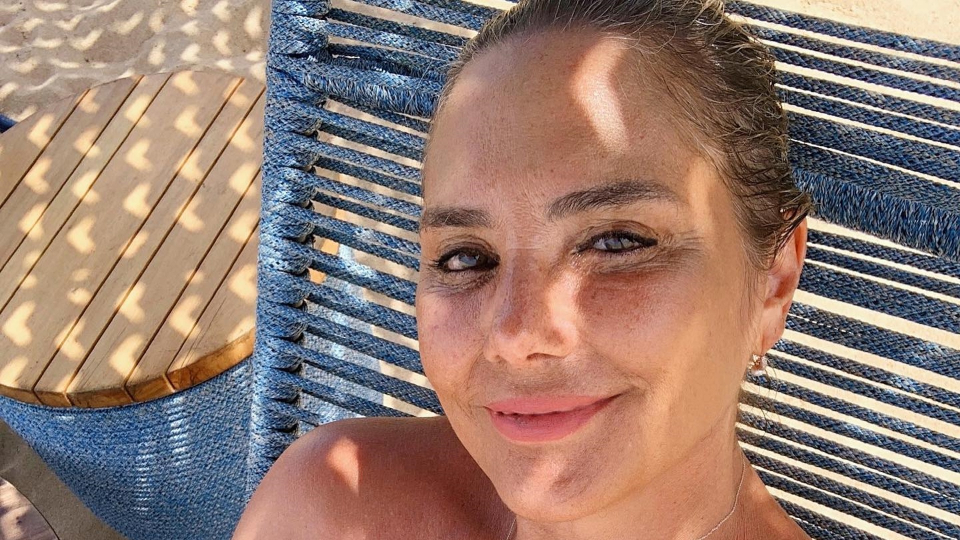 Aos 56 anos, Heloisa Périssé impressa ao exibir corpo sarado em clique de biquíni: “Belíssima”