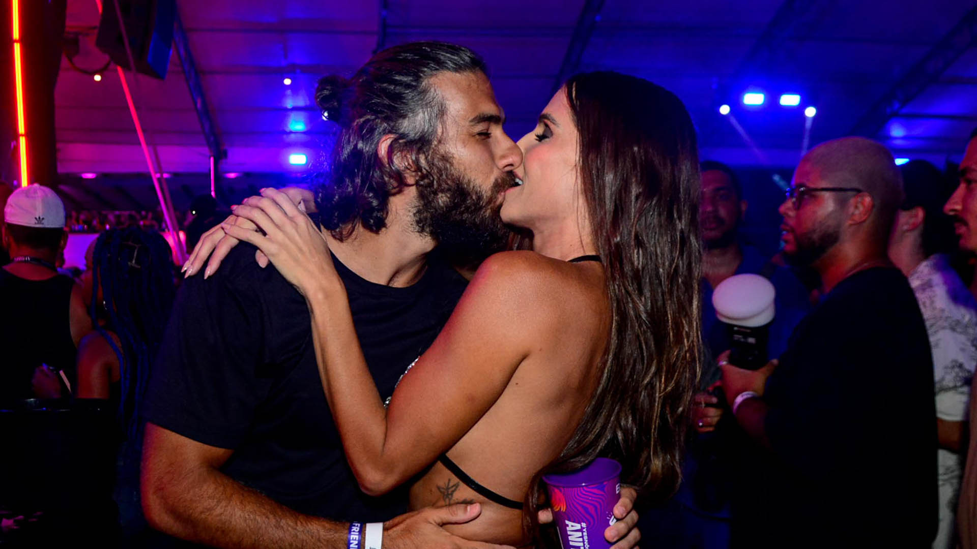 Deborah Secco curte noitada com o marido e troca beijos apaixonados