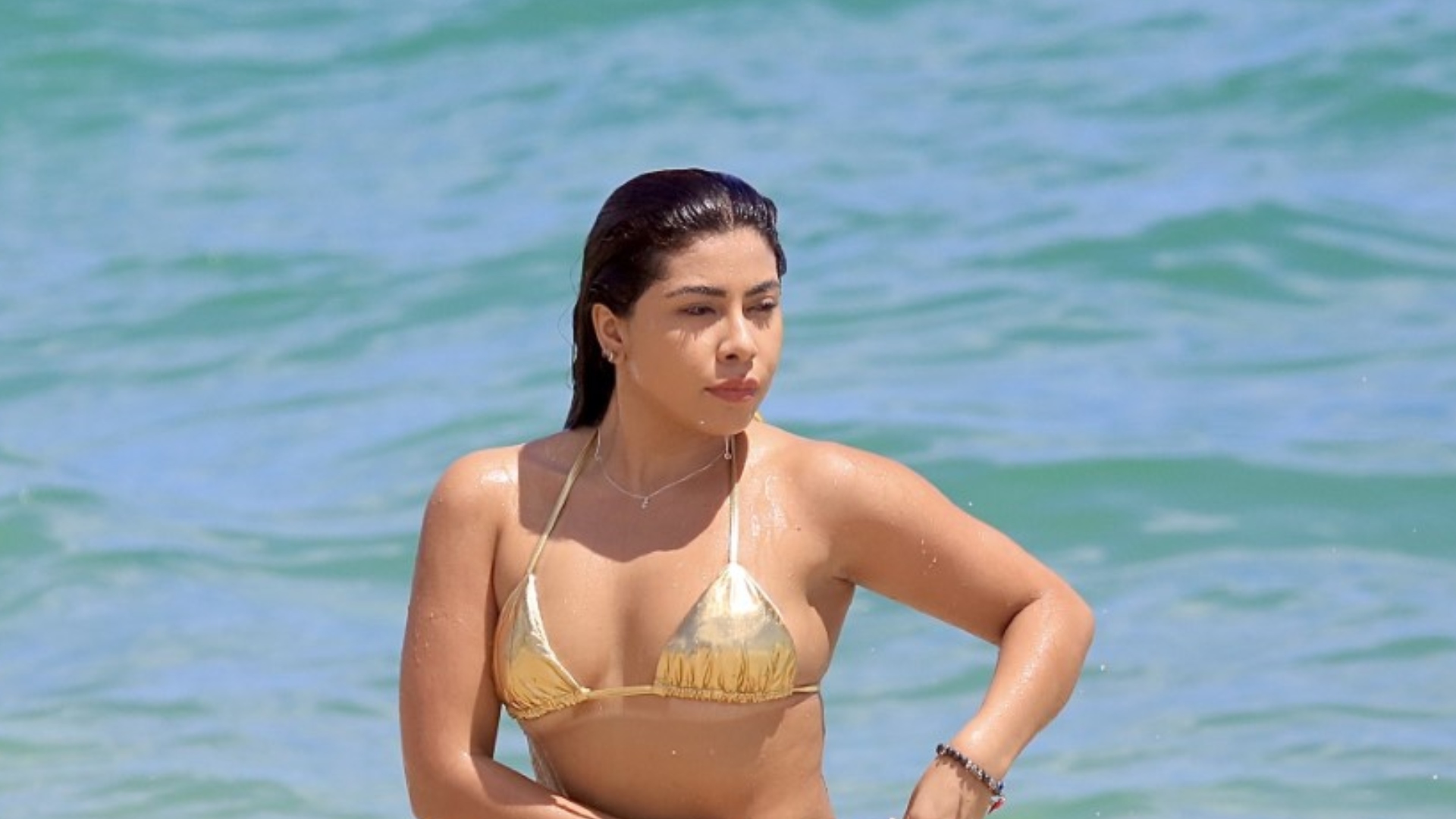 De biquíni dourado, Ingrid Ohara ostenta corpão ao ser fotografada na praia