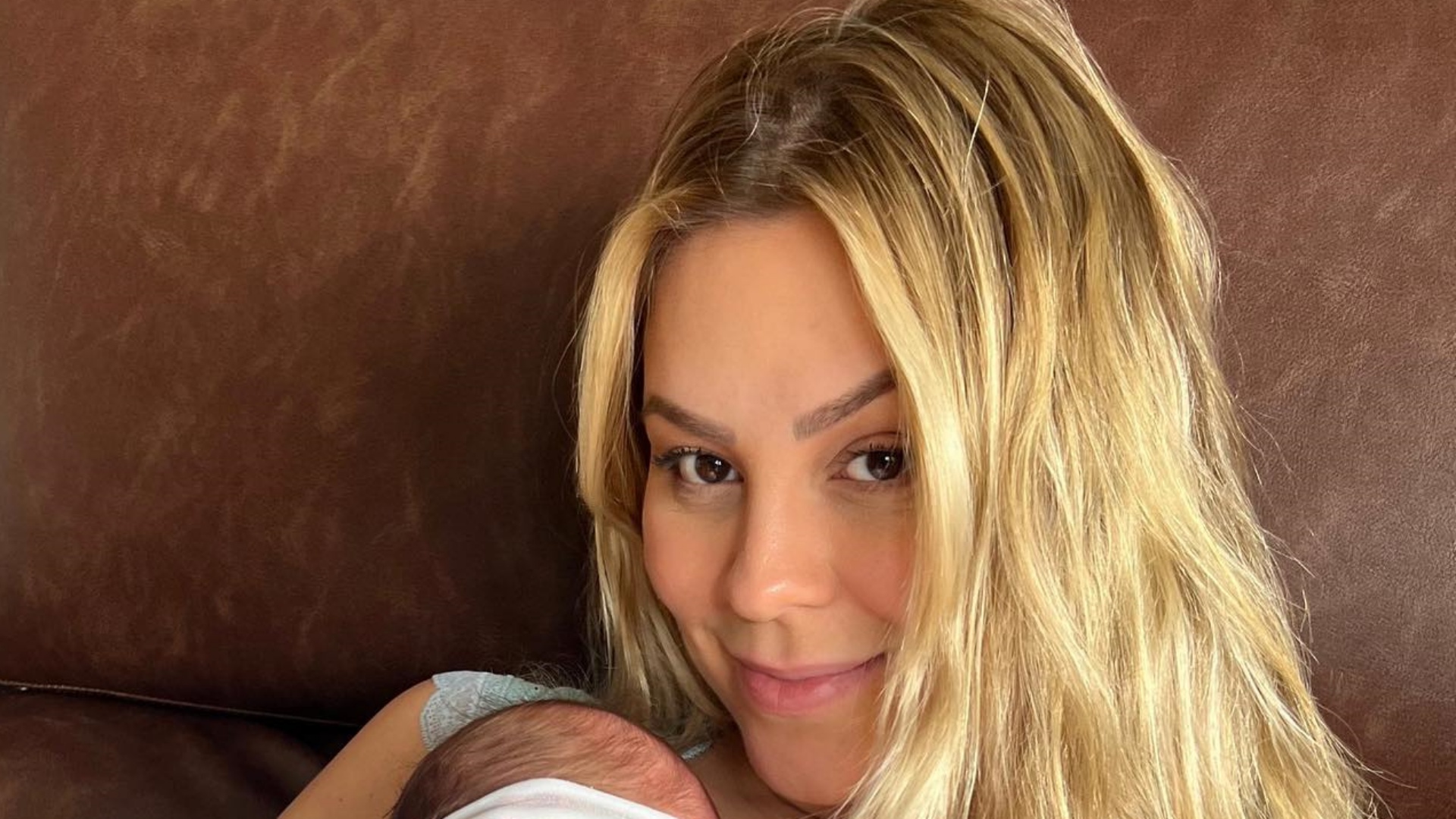 Ex-BBB Isabella Cecchi encanta ao surgir agarradinha com a filha: “Fortalecer o vínculo”