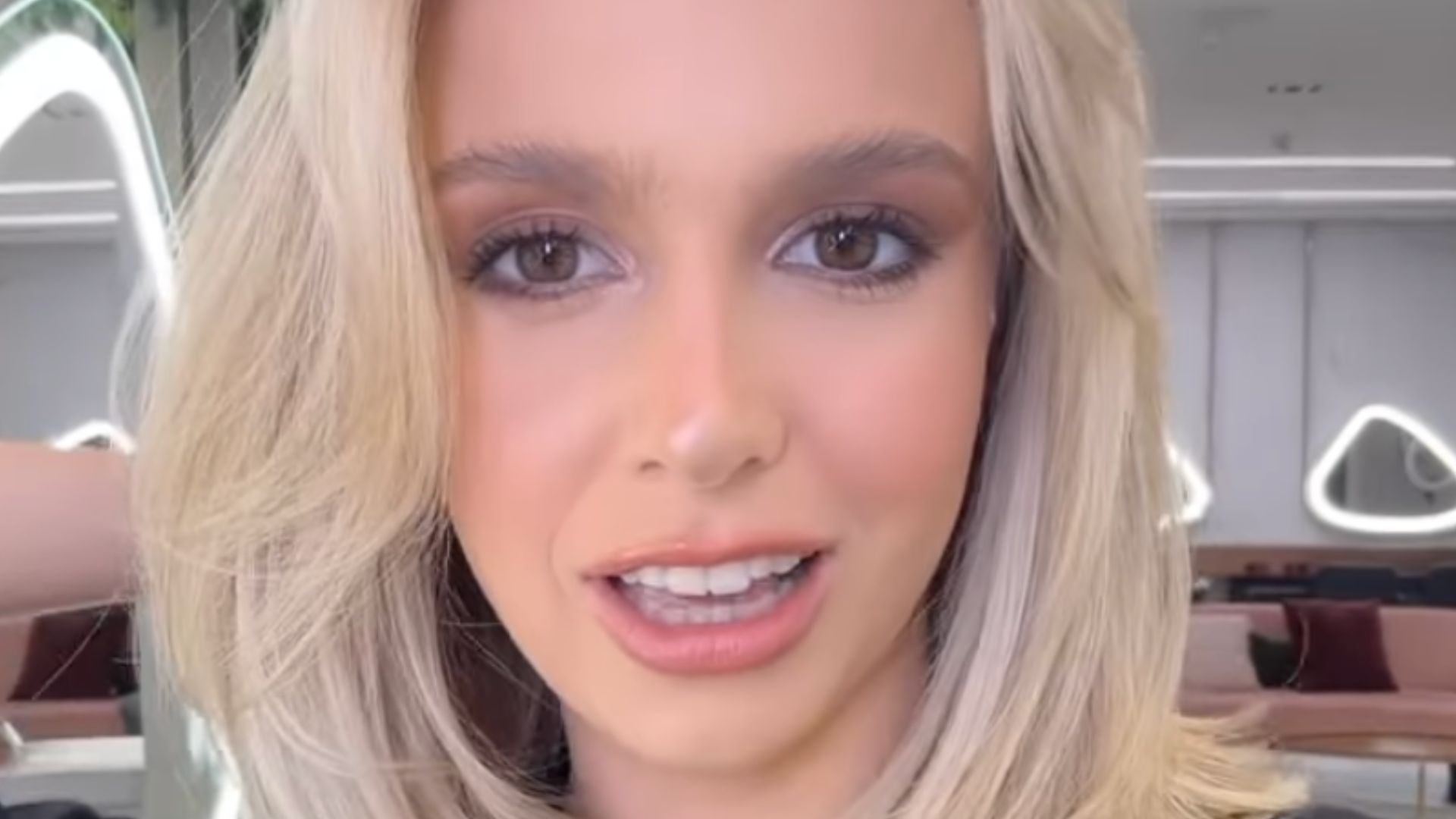 De visual novo, Isabella Scherer causa escândalo ao surgir loiríssima: ‘Estou um nojo’