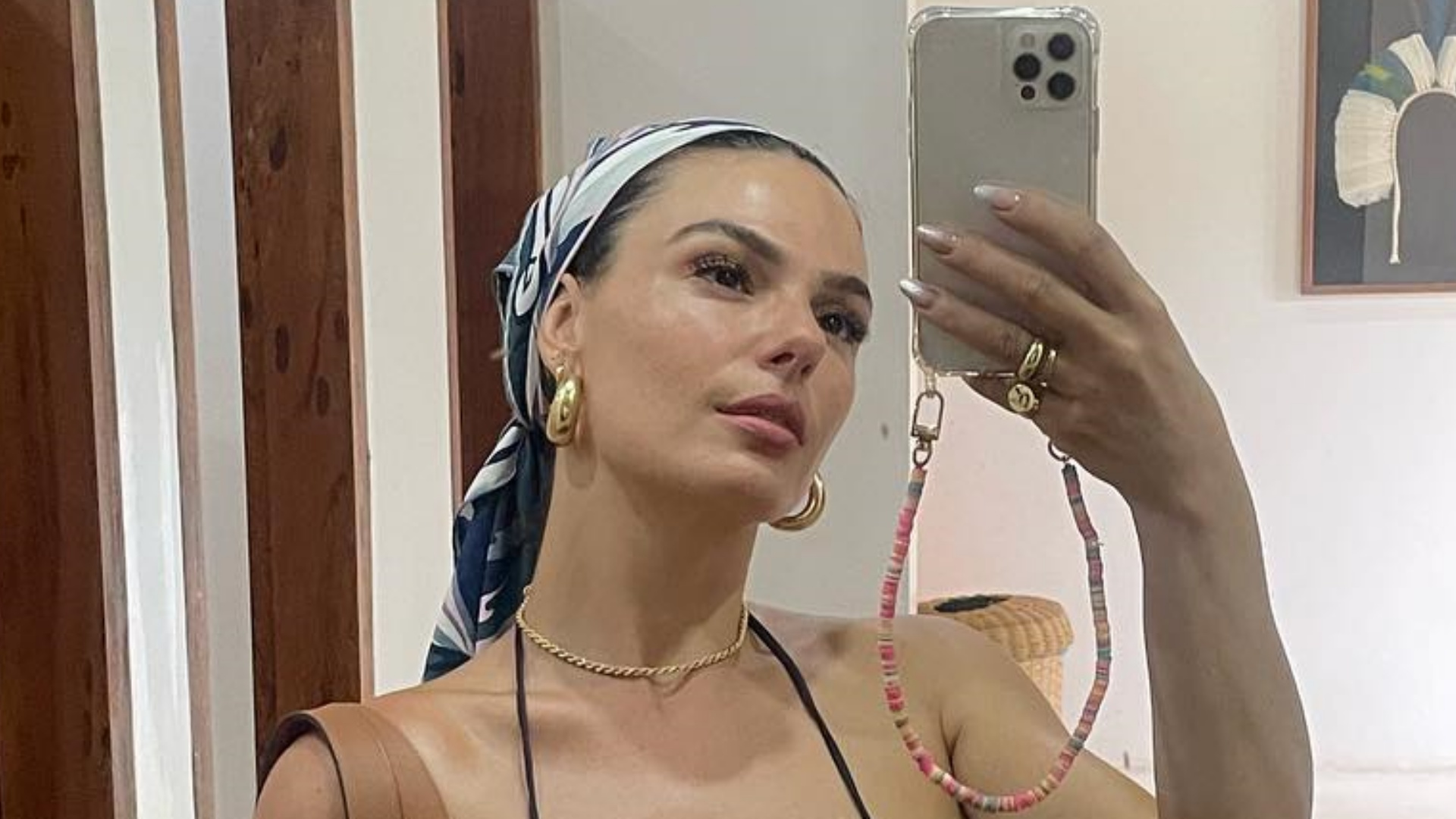 Na Bahia, Isis Valverde exibe cintura fininha ao surgir de biquíni: “Perfeição”
