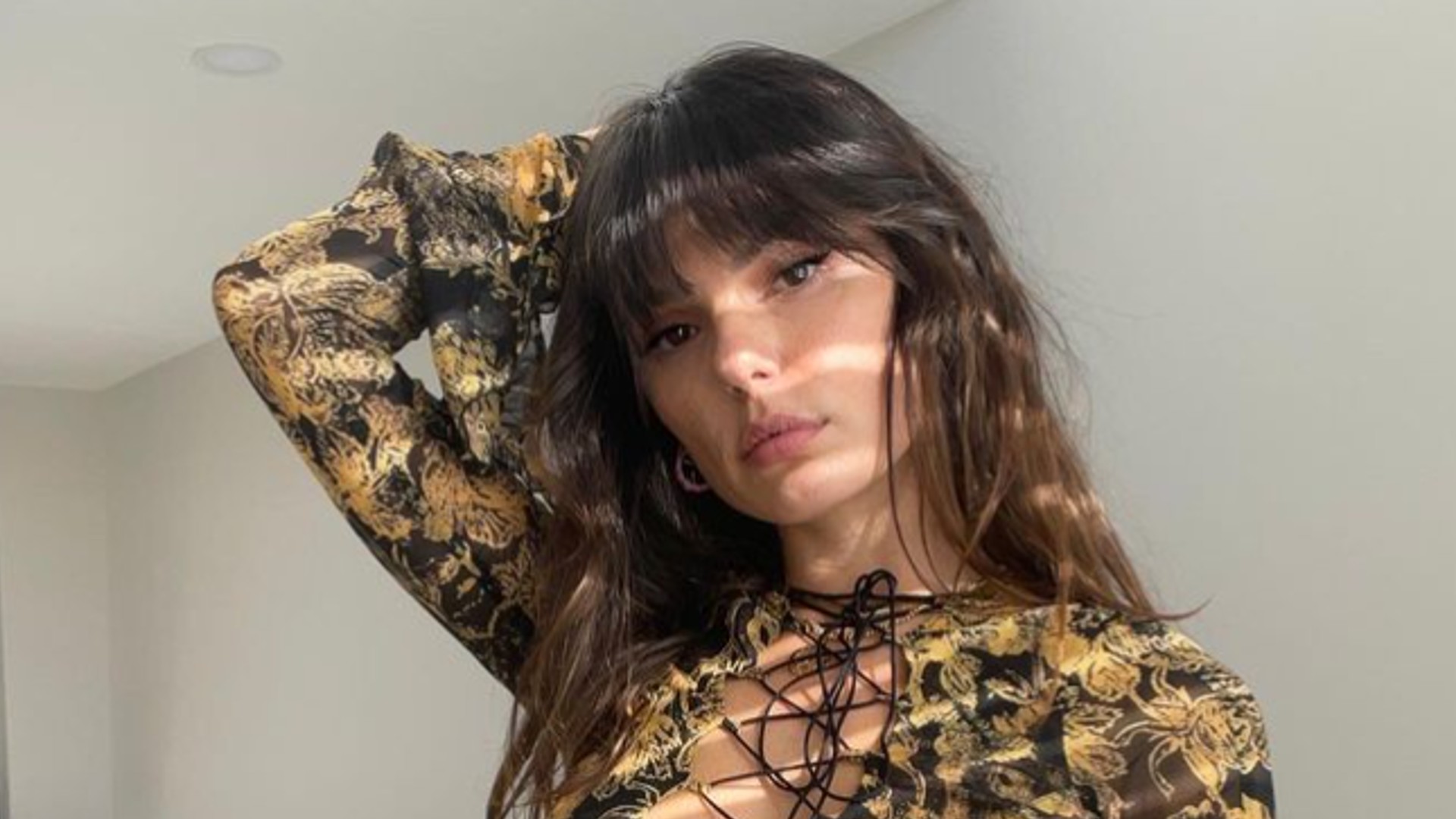 Isis Valverde sensualiza com blusa decotada e calça de cintura baixa
