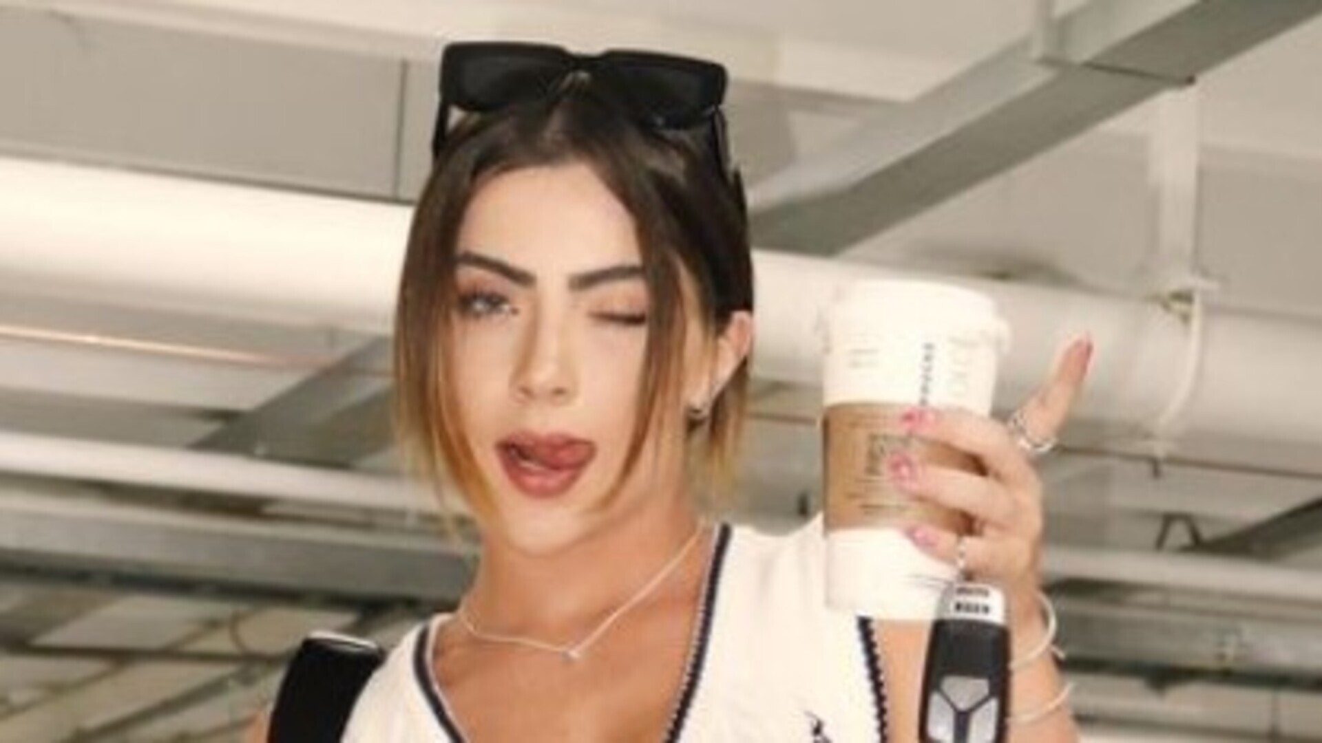 Jade Picon elege look decotado e confortável para ida ao shopping no Rio de Janeiro