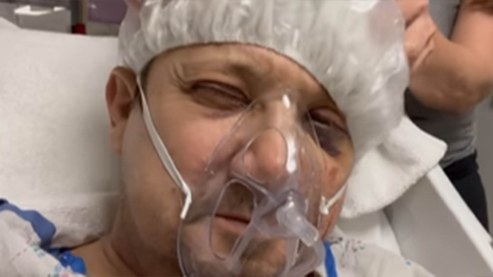 Jeremy Renner volta a aparecer na UTI após grave acidente com máquina de neve