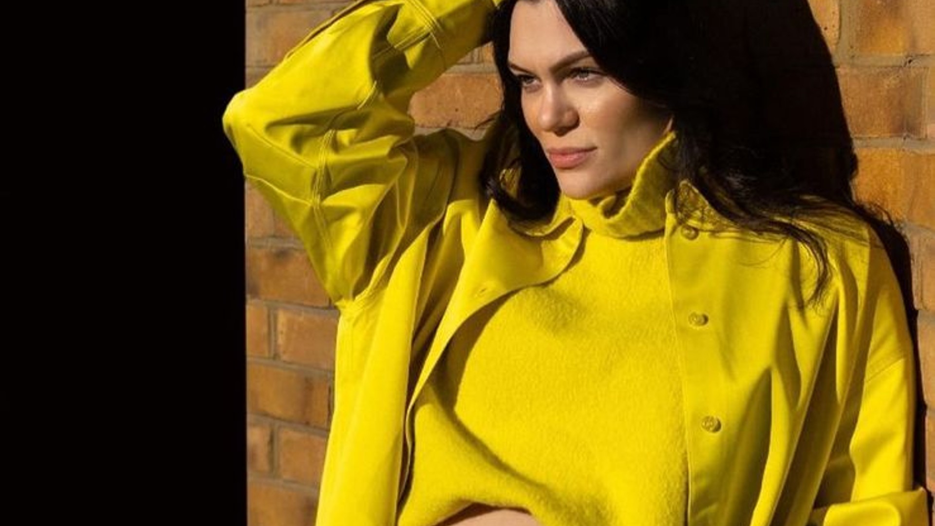 Jessie J exibe barriga de grávida e recebe elogios de fãs