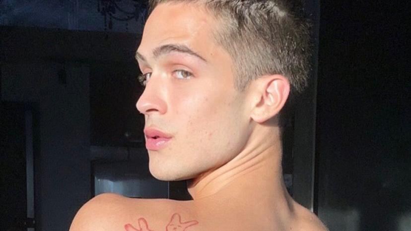 Sem camisa, João Guilherme mostra nova tatuagem nas costas