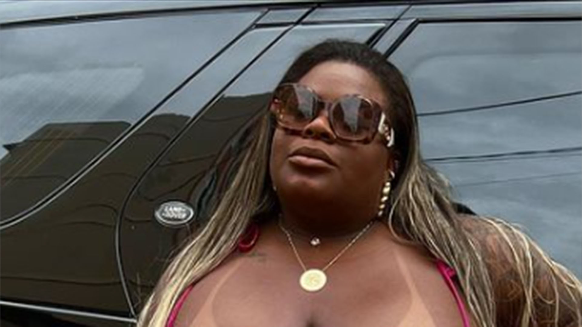 Jojo Todynho exibe o bronzeado perfeito ao usar look decotado