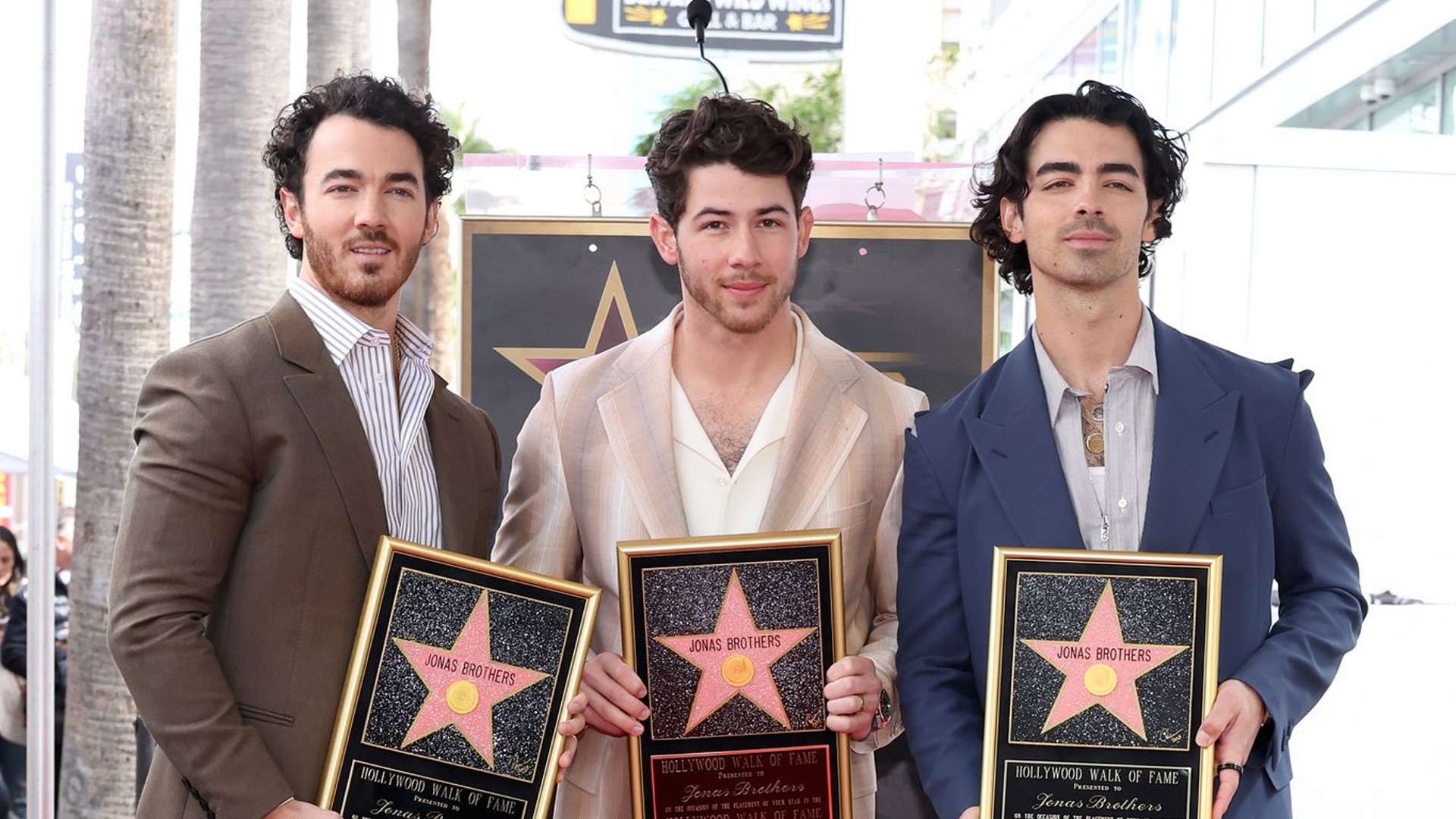 Jonas Brothers são homenageados e ganham estrela na calçada da fama