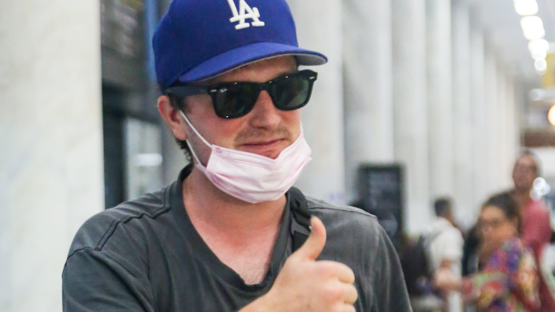 Josh Hutcherson, astro de ‘Jogos Vorazes’, atende fãs ao desembarcar no Rio de Janeiro