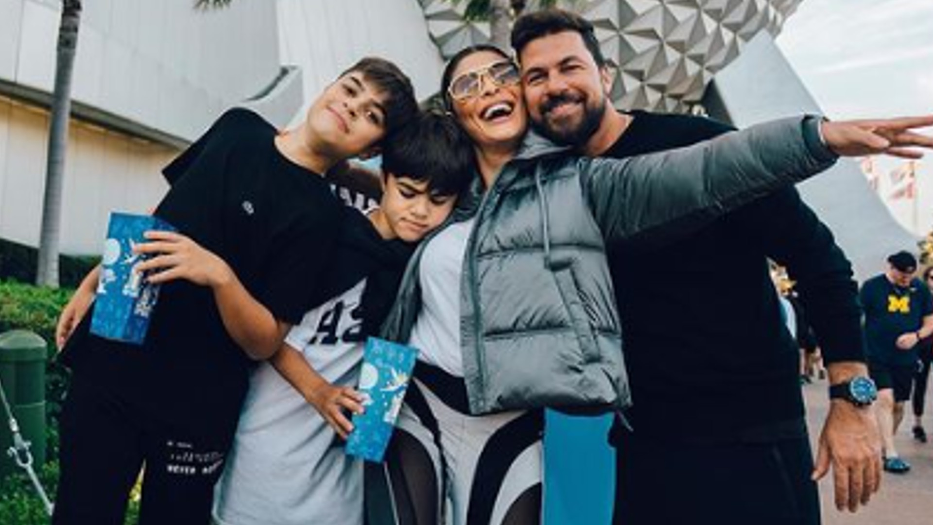 Juliana Paes abre álbum de férias em Orlando ao lado do marido e dos filhos