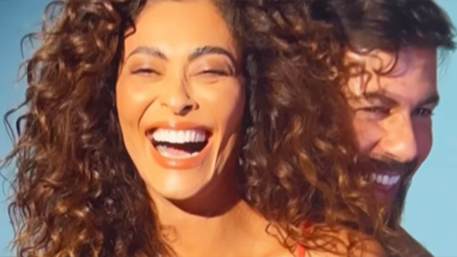 Juliana Paes é surpreendida pelo marido no meio de ensaio fotográfico de biquíni