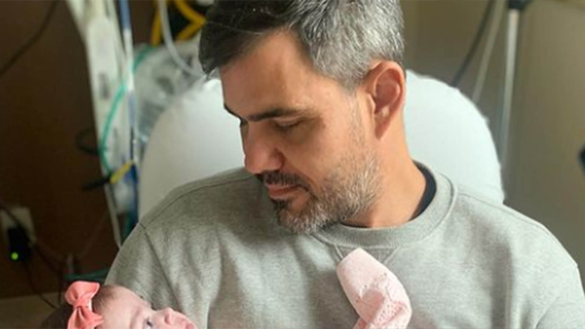 Juliano Cazarré exibe foto inédita com a filha caçula na UTI