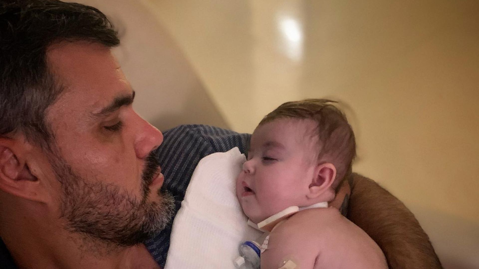 Juliano Cazarré mostra foto com caçula e faz pedido: ‘Que ela possa viver uma vida com saúde’