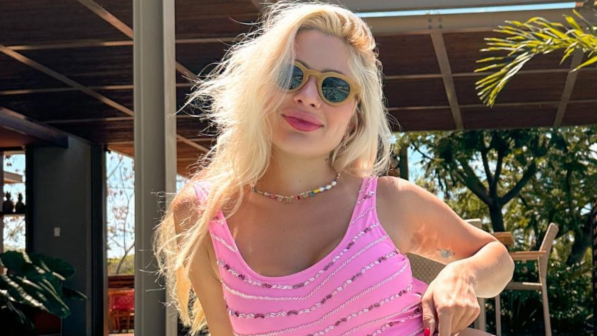 Com maiô cavado, Karoline Lima impressiona ao exibir curvas perfeitas: “Poderosa”
