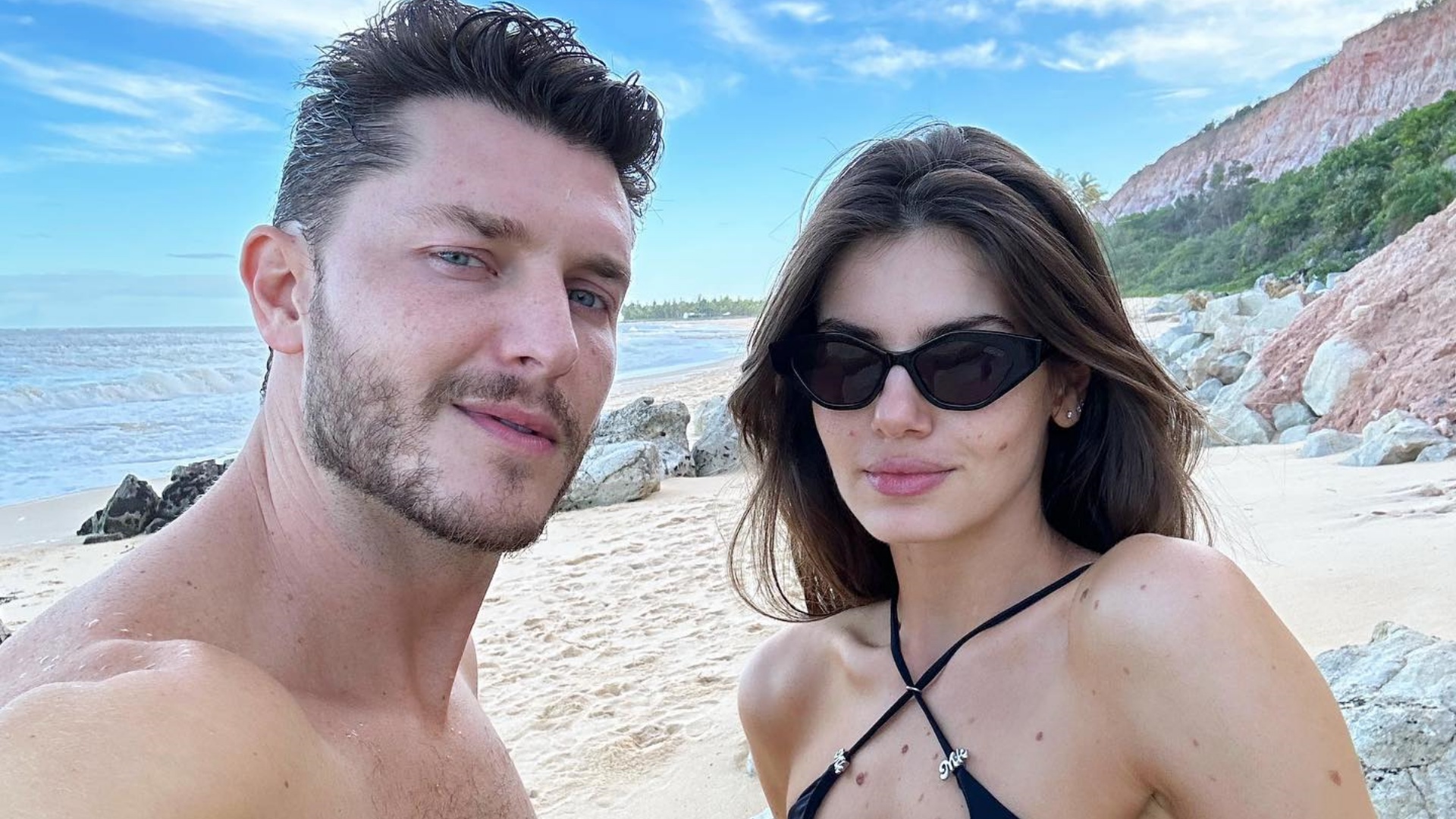 Camila Queiroz e Klebber Toledo exibem corpos sarados em cliques na praia: “Perfeitos”
