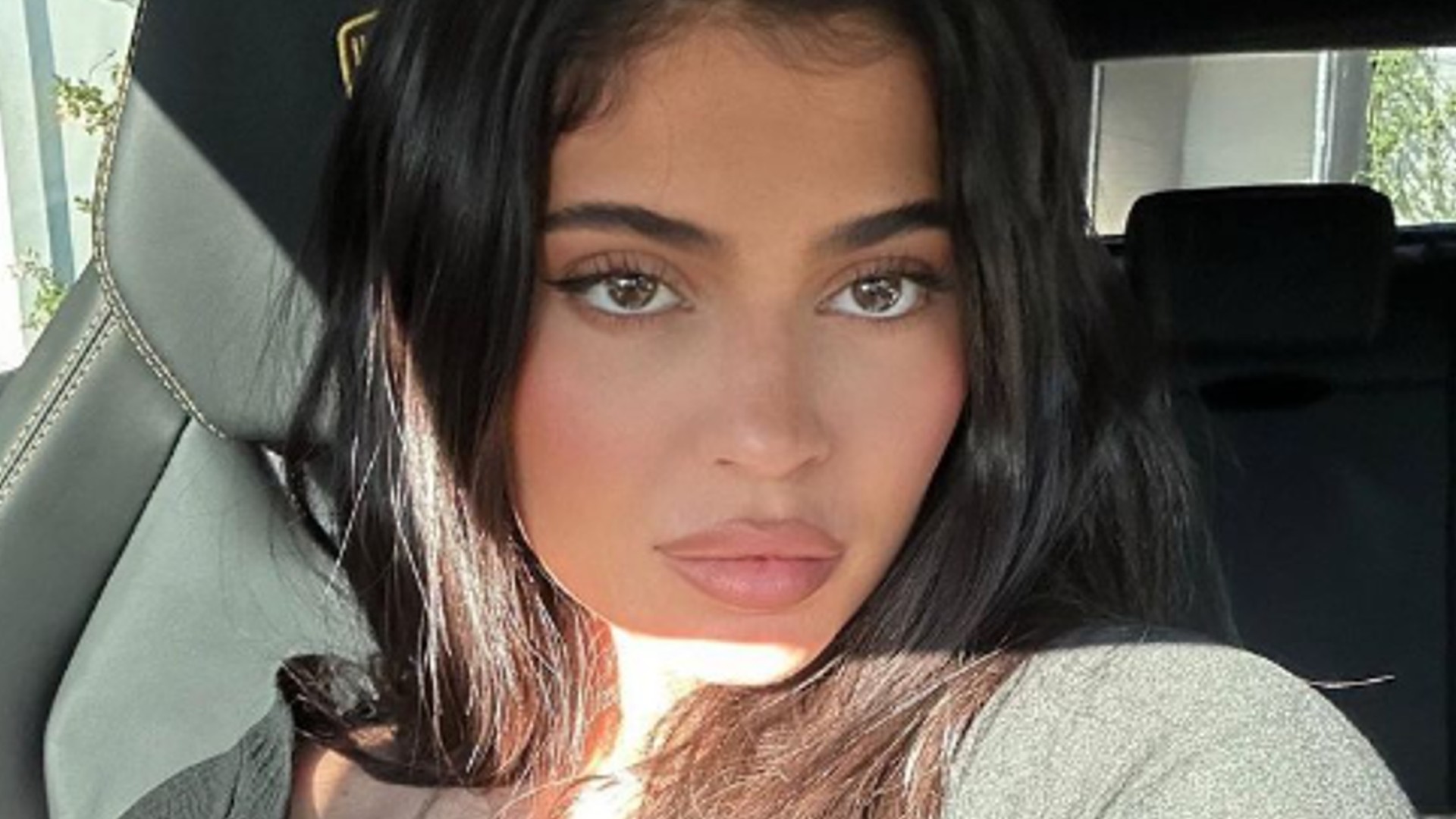 Kylie Jenner revela o nome e mostra rosto do filho caçula pela primeira vez