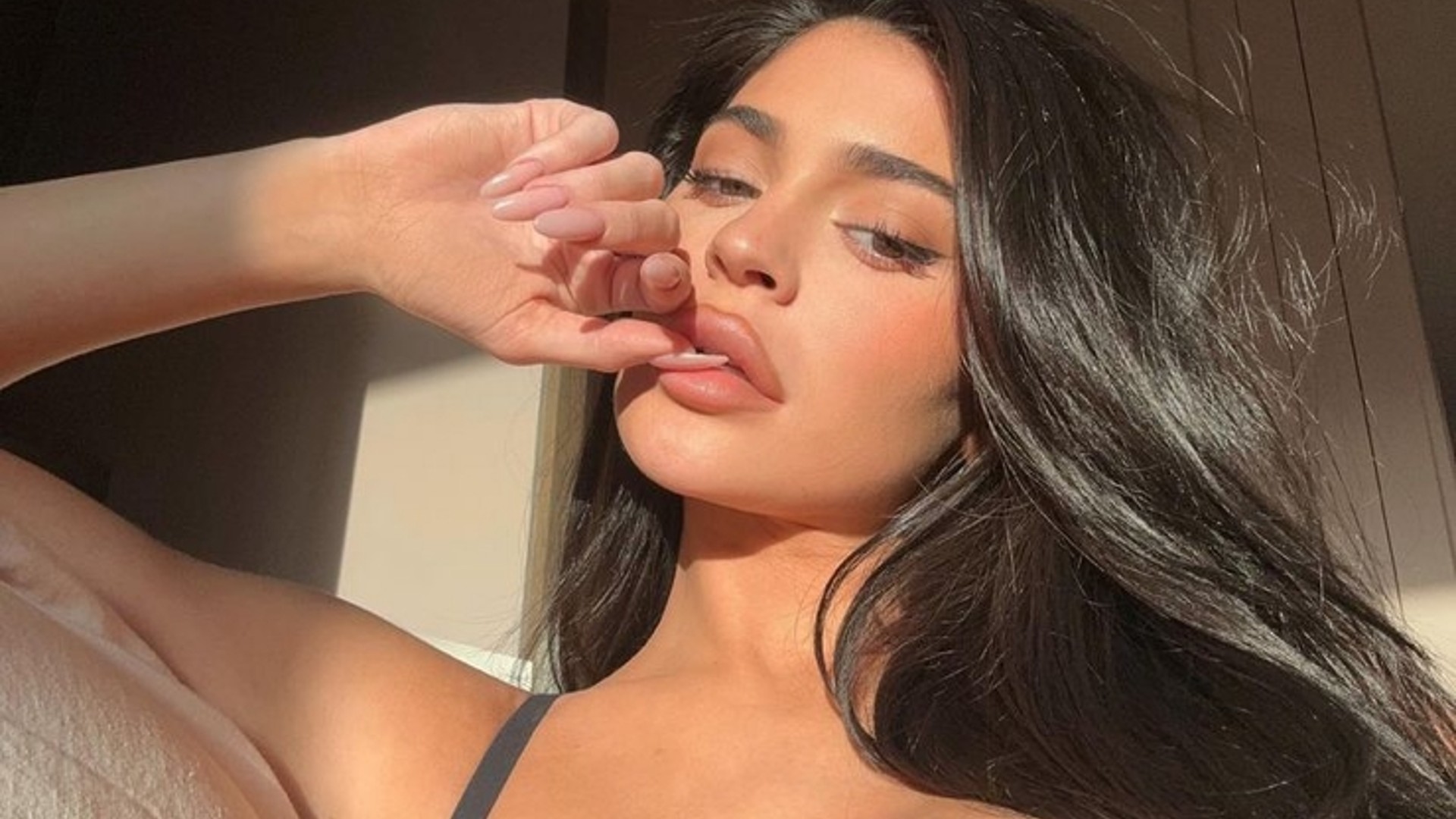 Kylie Jenner posta selfie de lingerie após término com cantor Travis Scott