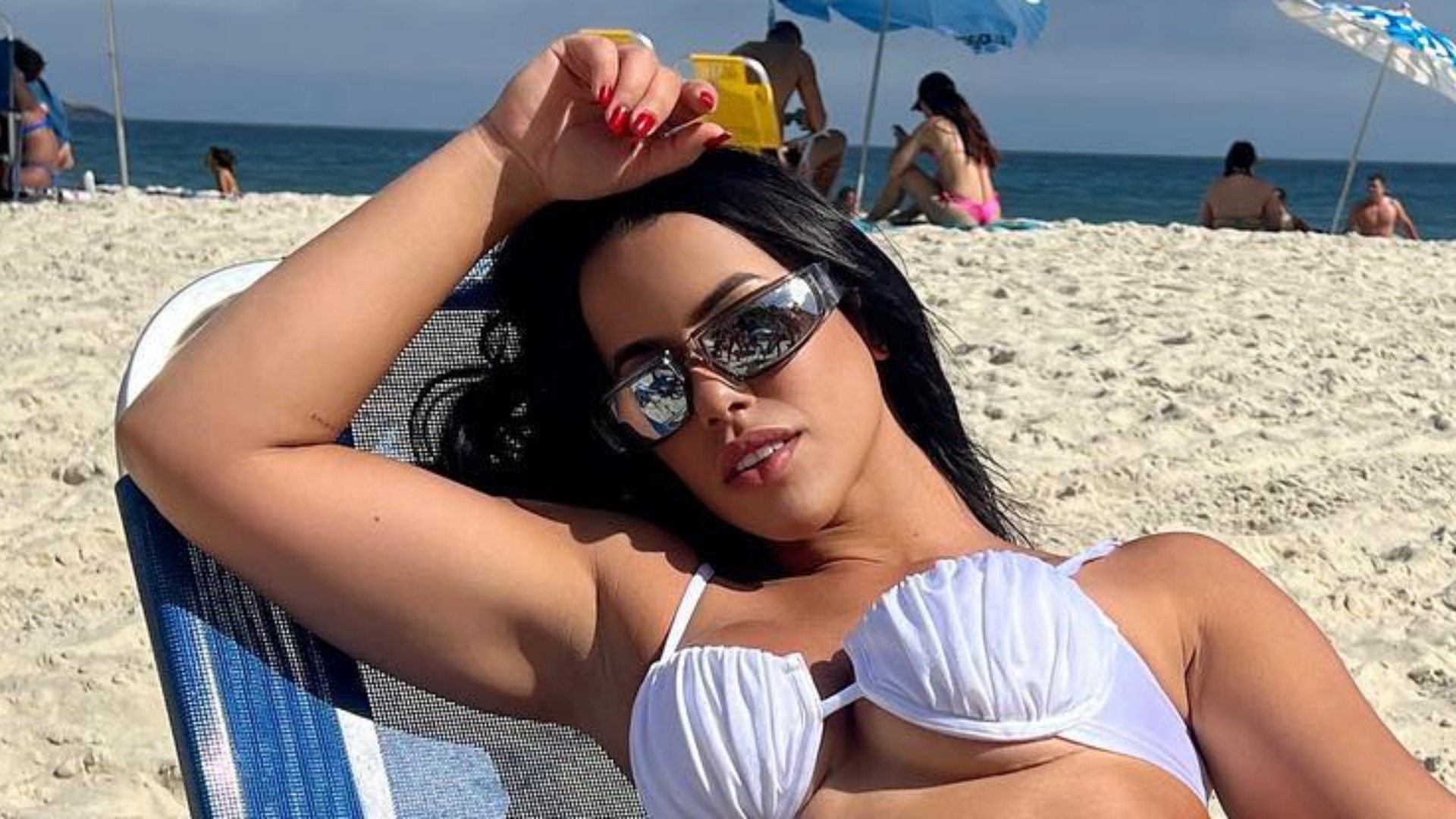 De biquíni branco, ex-BBB Larissa Tomásia ostenta corpão ao renovar o bronzeado na praia