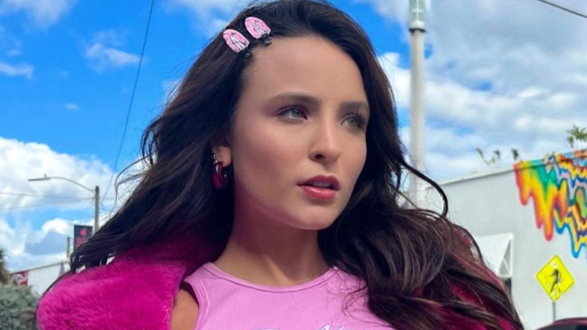 Em Miami, Larissa Manoela elege look all pink e fãs elogiam: ”A própria Barbie!”