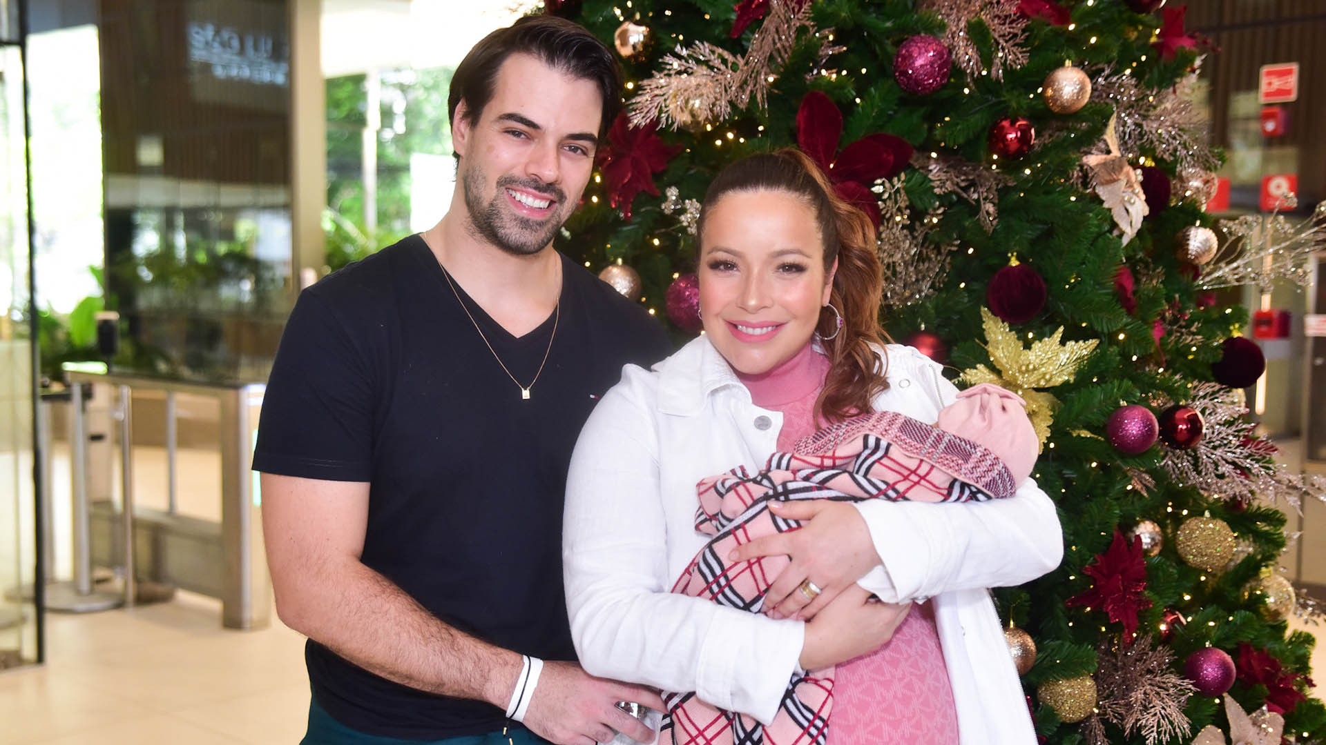 Renata Dominguez deixa a maternidade com a filha recém-nascida nos braços