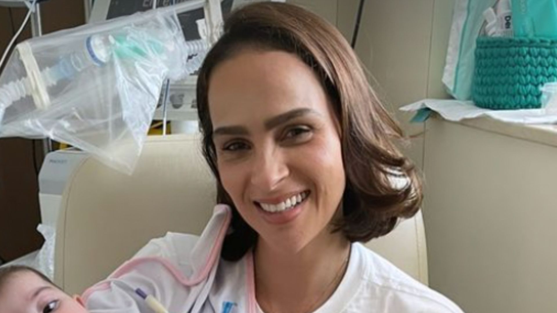 Lutando há 7 meses, filha de Juliano Cazarré aparece em foto inédita no colo da mãe