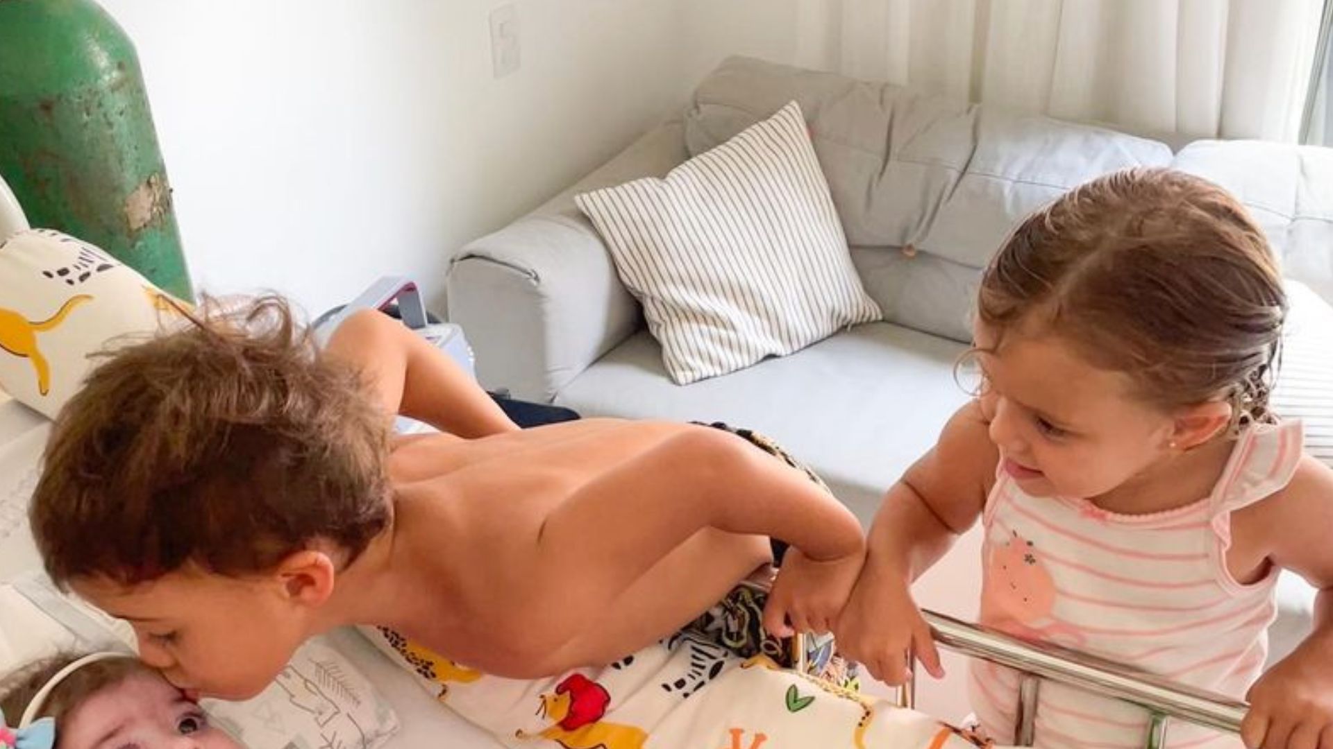 Letícia Cazarré se emociona ao registrar encontro de filhos mais novos com Maria Guilhermina: “Só Deus sabe”