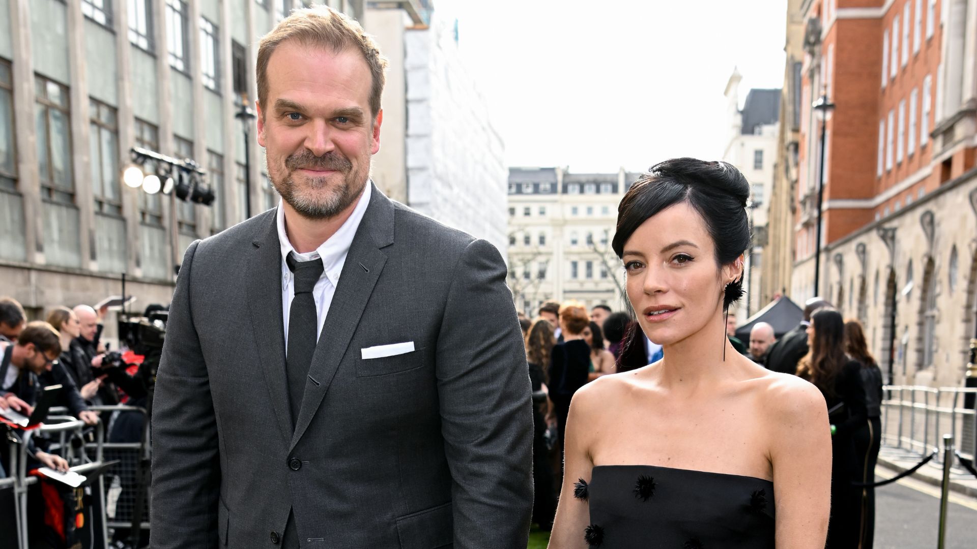 David Harbour e Lily Allen mostram sua casa: Toda cor de rosa e floral