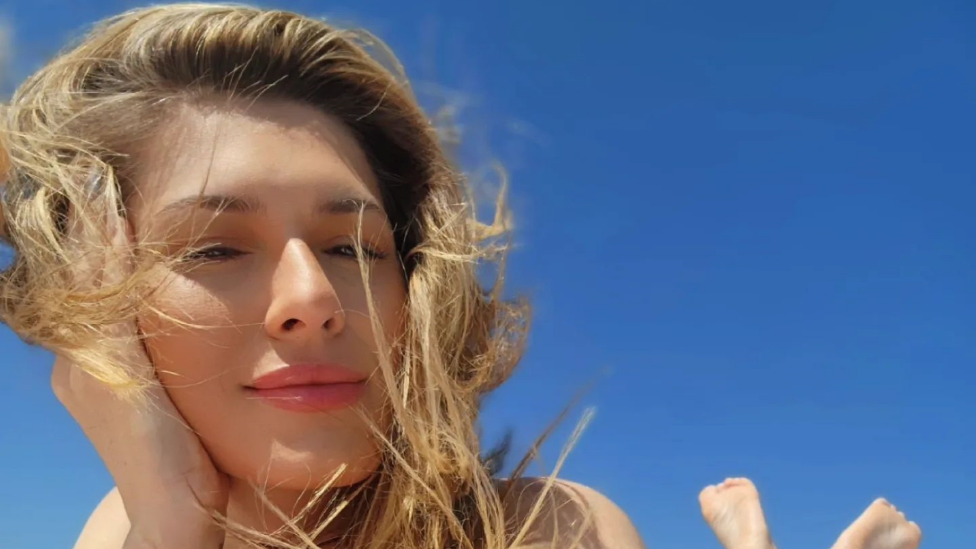 De biquíni rosa, Lívia Andrade esbanja beleza durante passeio de barco: “Dia lindo”