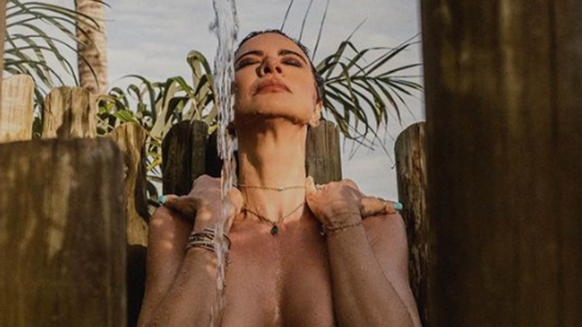 Luciana Gimenez surge de topless em banho de ducha na Bahia