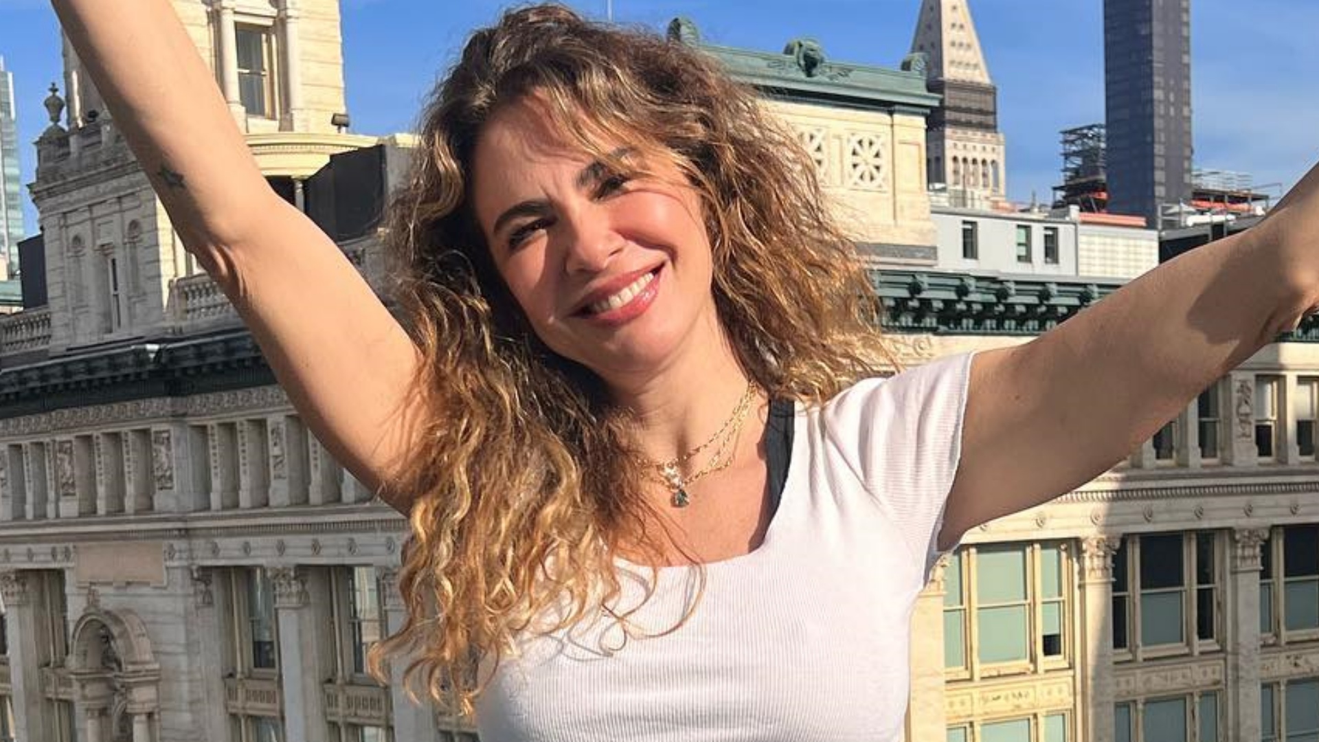 Em recuperação após acidente, Luciana Gimenez esbanja beleza ao surgir tomando sol: “Não deixar a peteca cair”