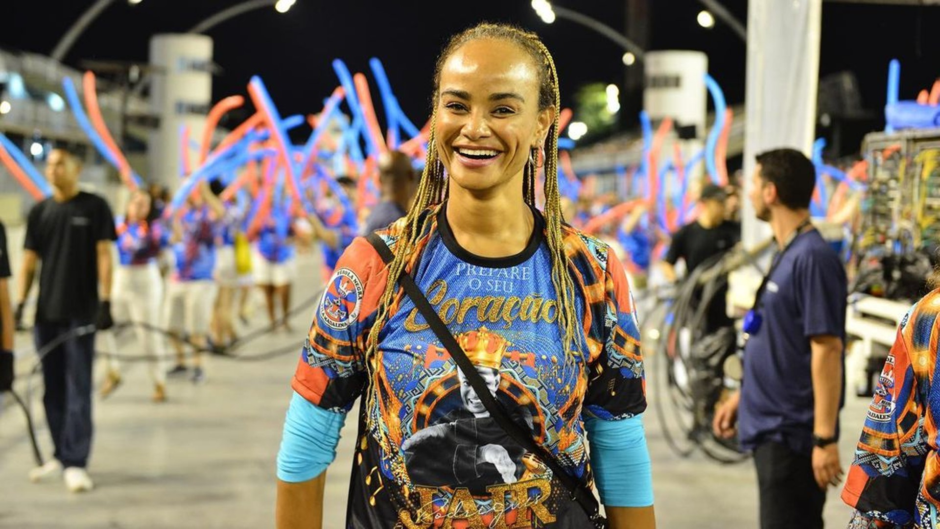 Luciana Mello presta homenagem ao pai Jair Rodrigues no sambódromo de São Paulo