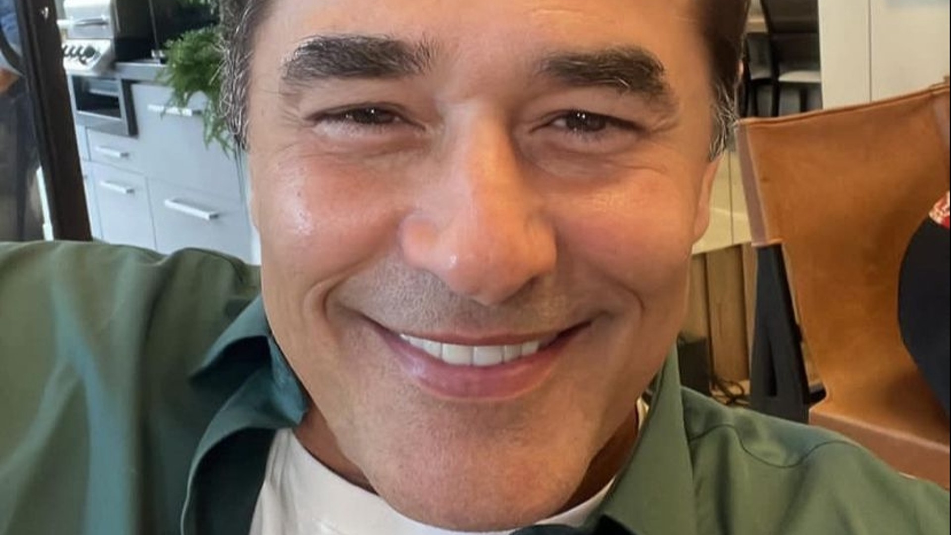 Luciano Szafir choca ao publicar foto com irmã gêmea