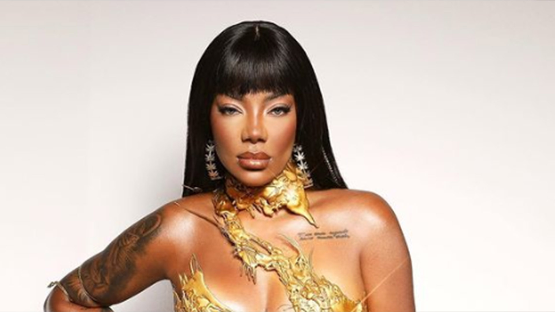 Ludmilla exibe corpão ao usar figurino ousado e dourado para novo clipe