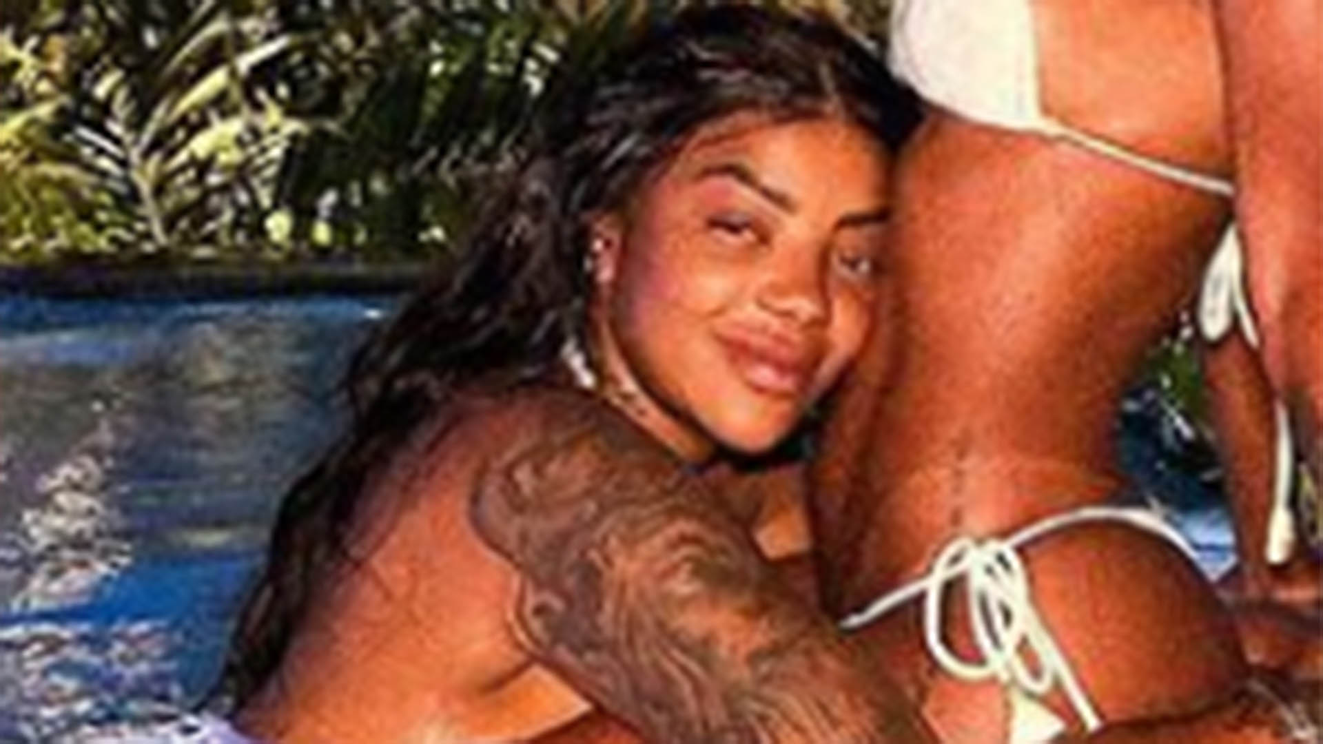Ludmilla surge agarrada na esposa, Brunna Gonçalves, em banho de piscina