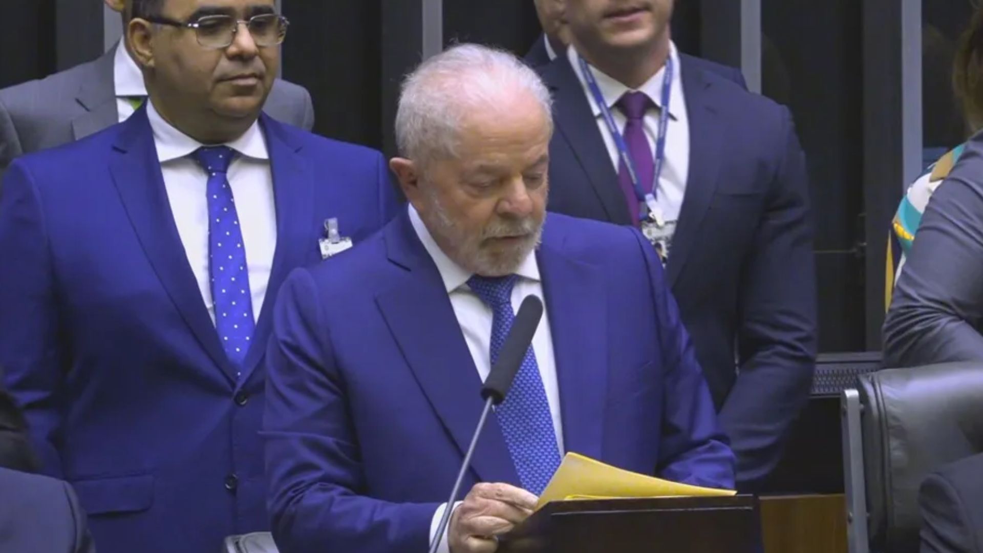 Homem de gravata roxa chama atenção da web na posse de Lula; saiba quem é