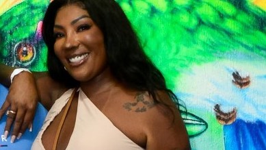 De decote, mãe de Ludmilla faz rara aparição com o marido, ex-segurança da cantora