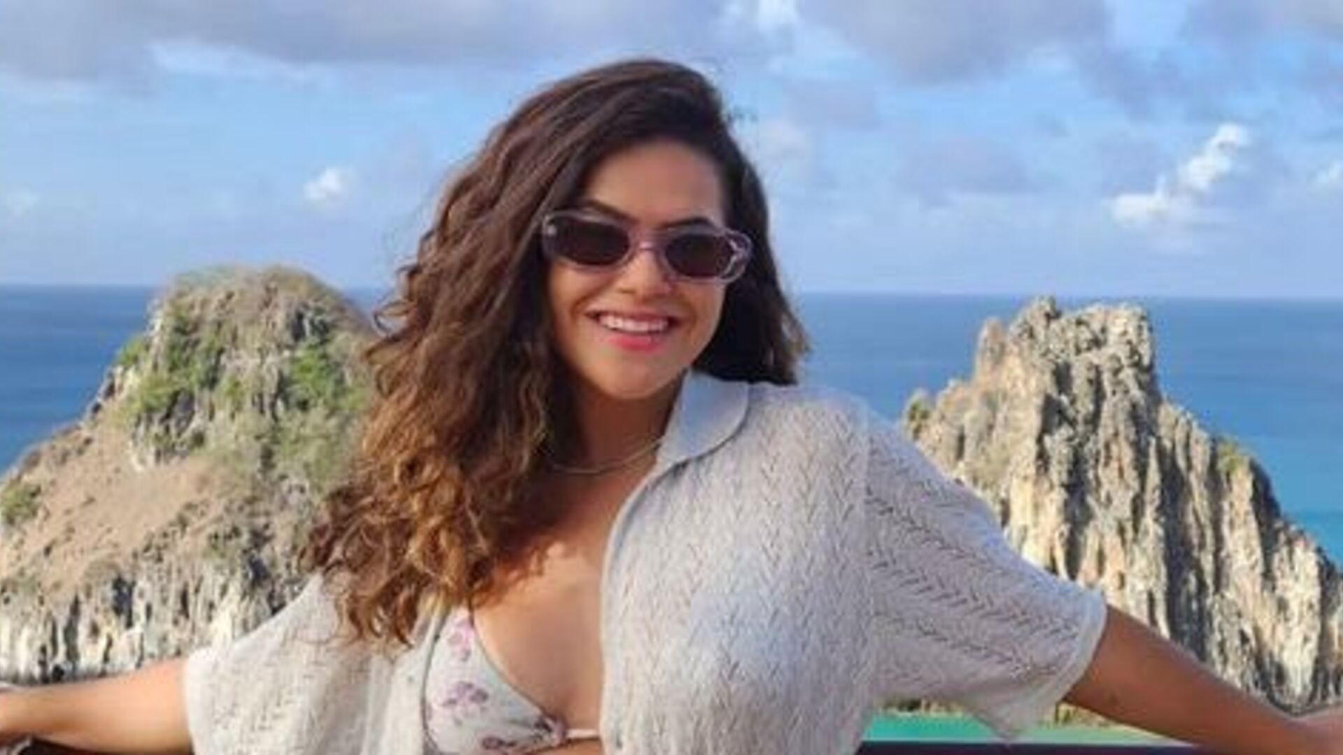 Esbanjando beleza, Maisa Silva posa para fotos durante viagem a Fernando de Noronha