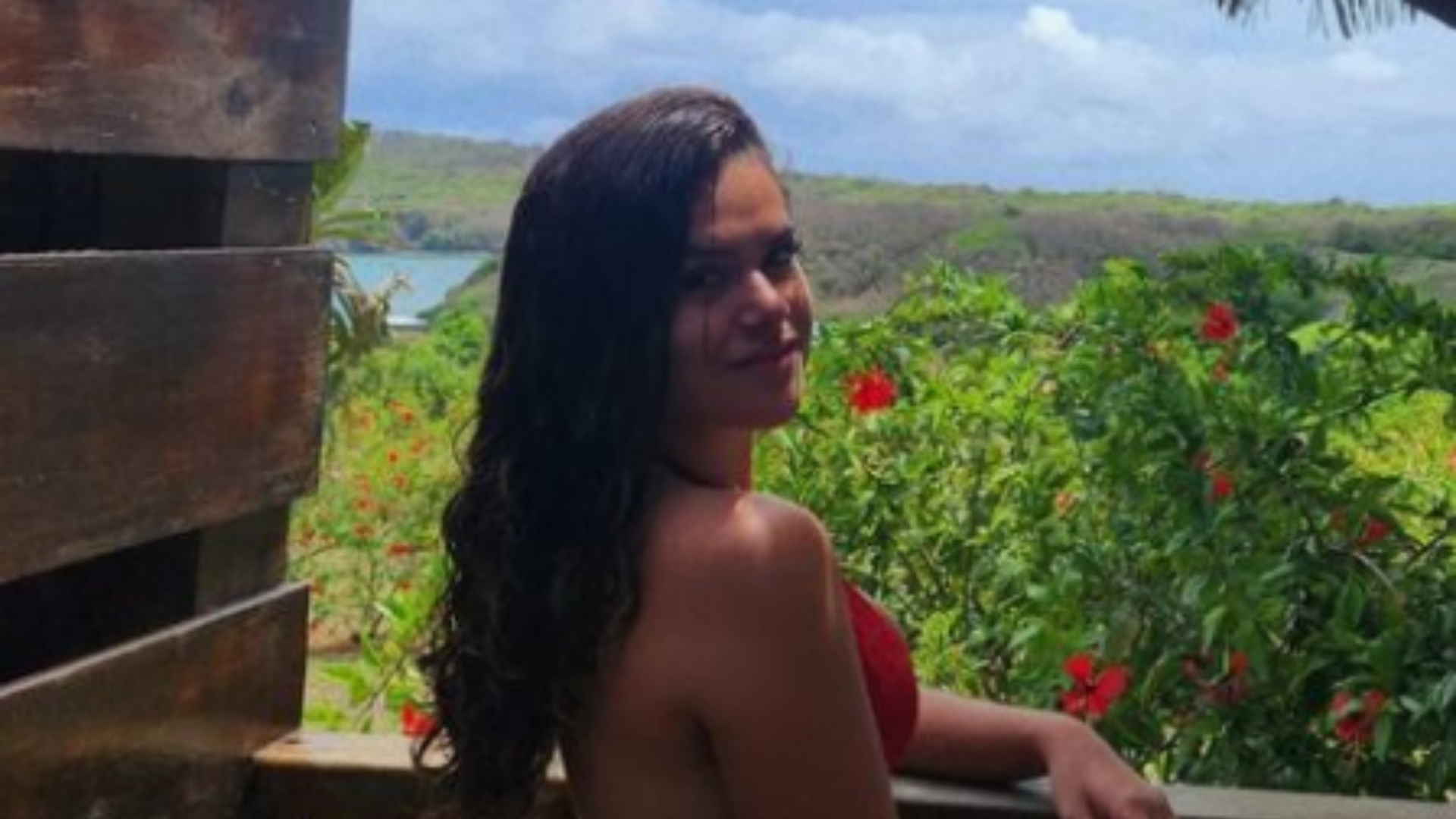 De biquíni, Maisa ostenta corpão em fotos durante viagem por Fernando de Noronha