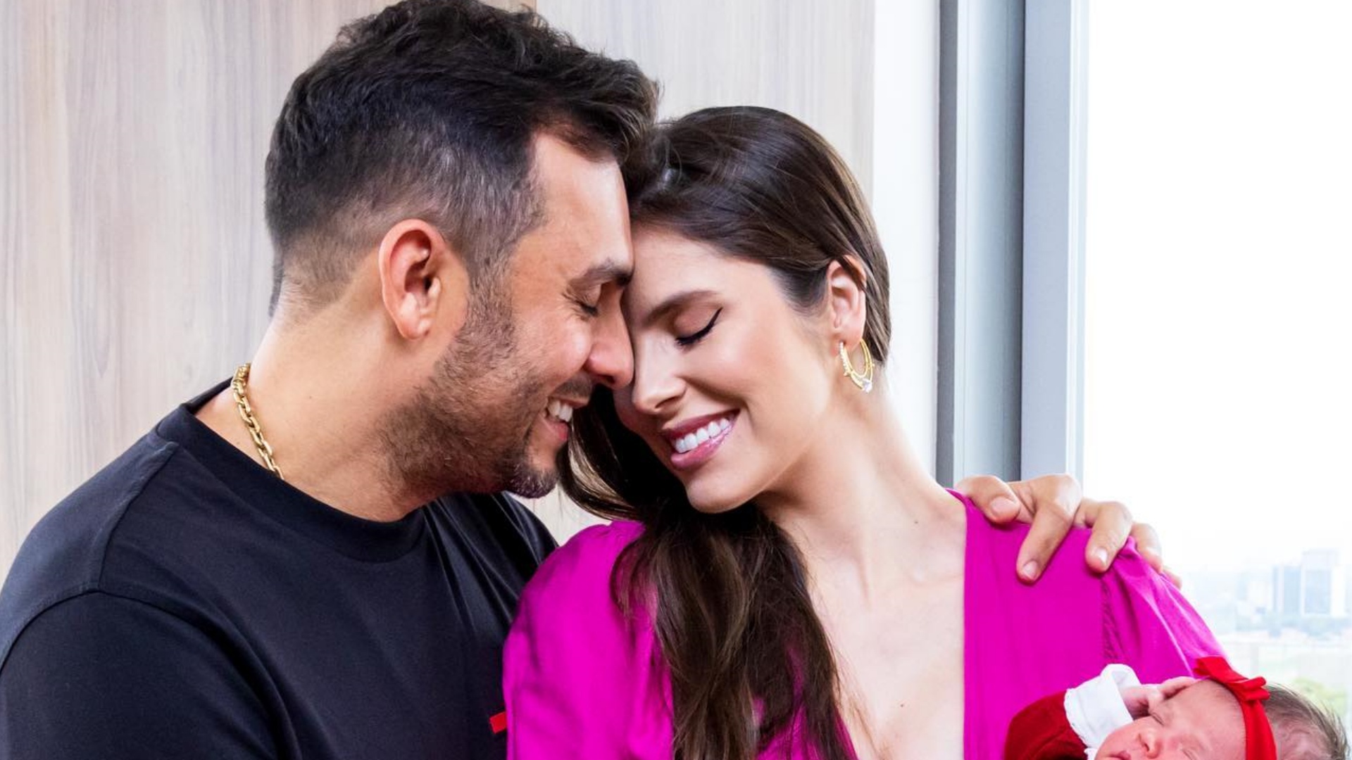 Débora Silva e Mano Walter deixam a maternidade com a filha, Maria Clara