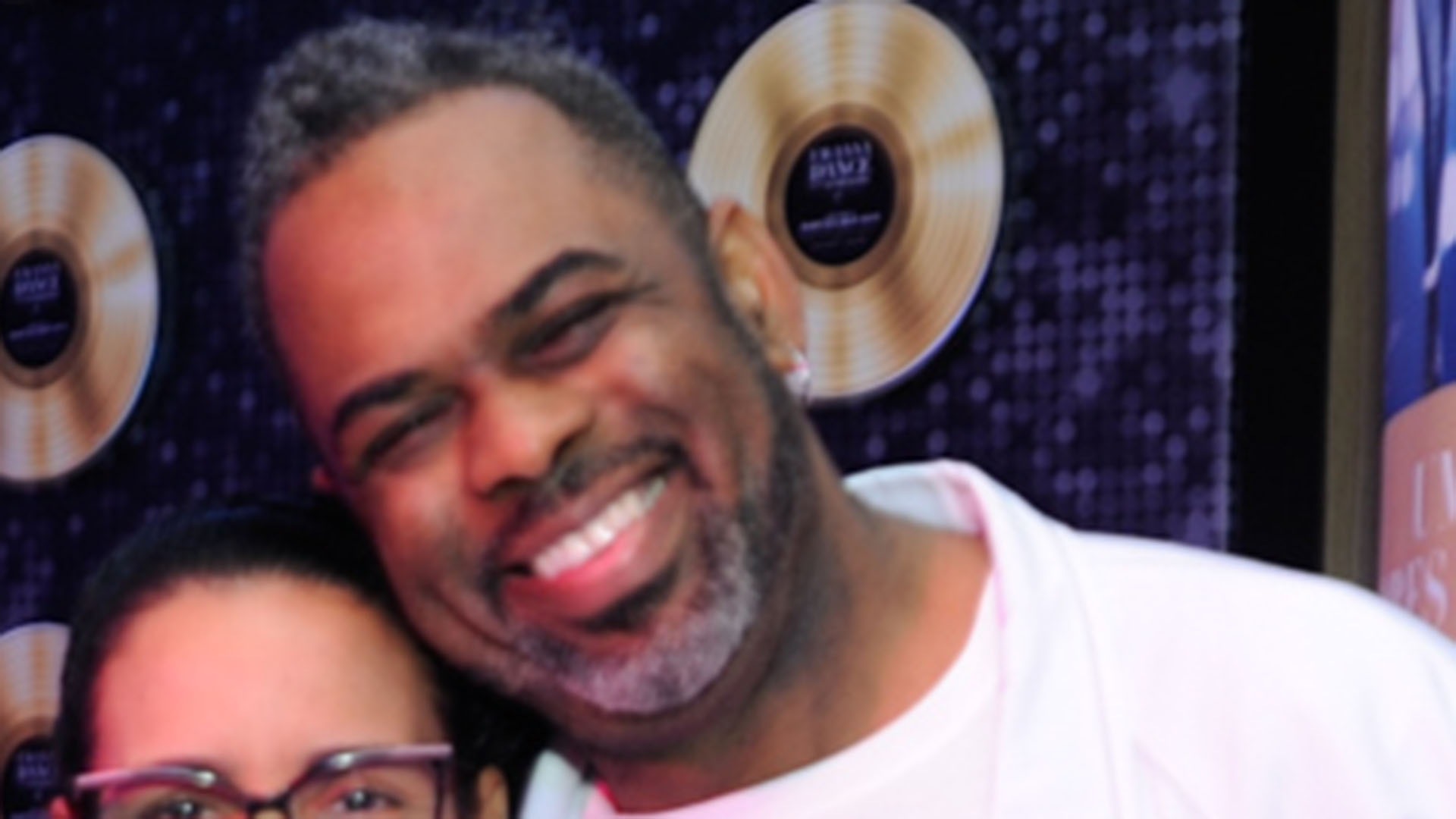 Manoel Soares faz rara aparição com a esposa e eles trocam beijão em evento