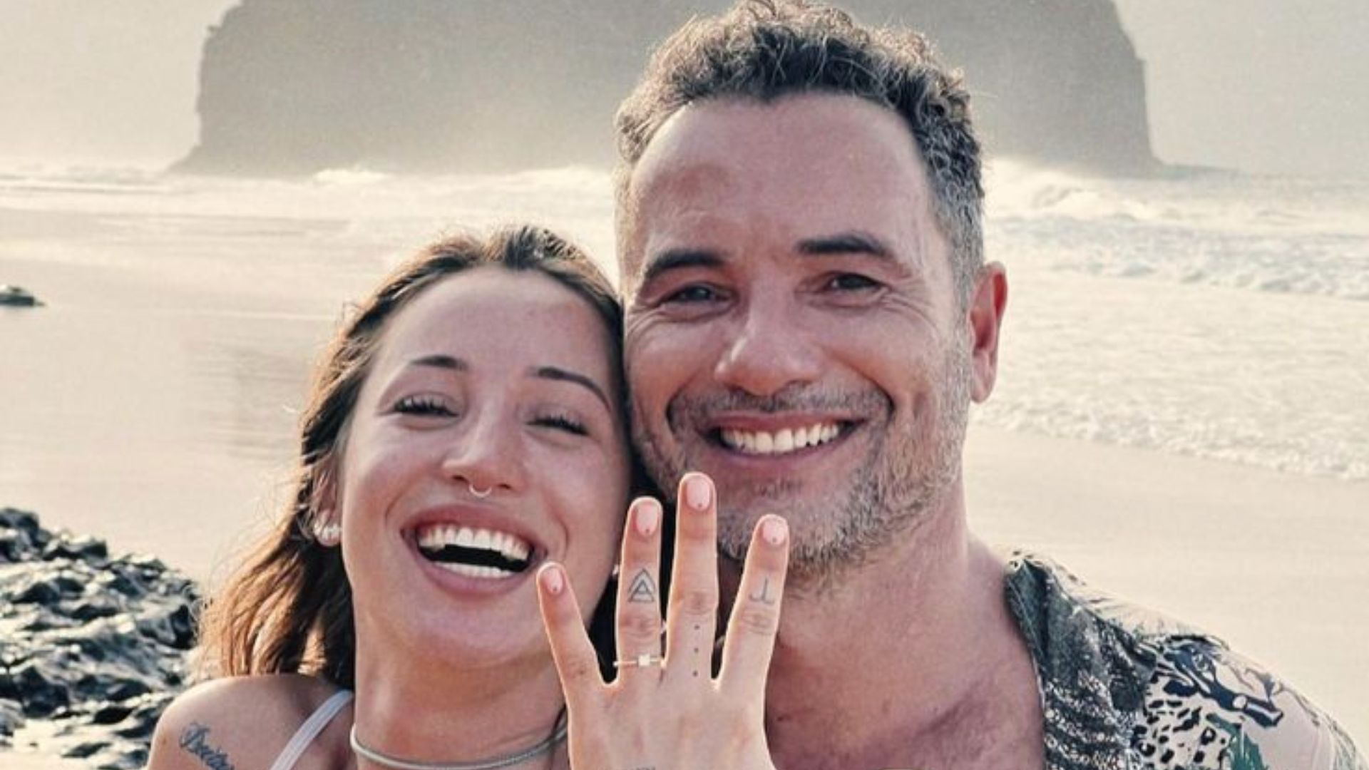 Marco Luque pede a namorada, Jéssica Correia, em casamento